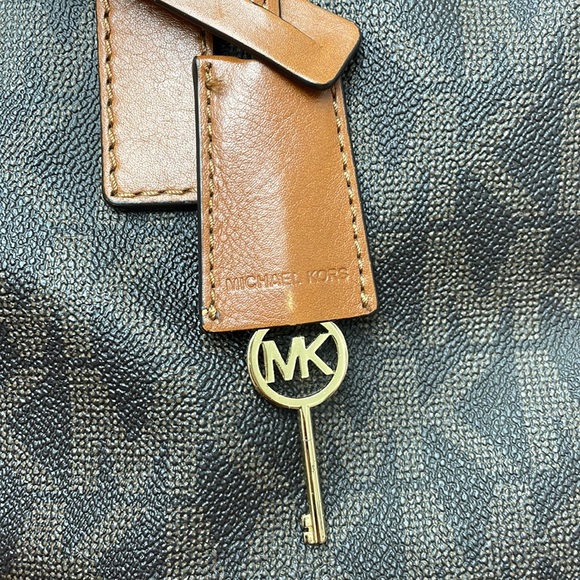 Authentic Michael Kors Large Hamilton Tote - Picture 2 of 8